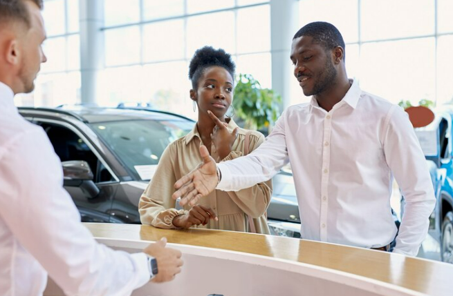 Man chattting with hertz representative after returning rental car